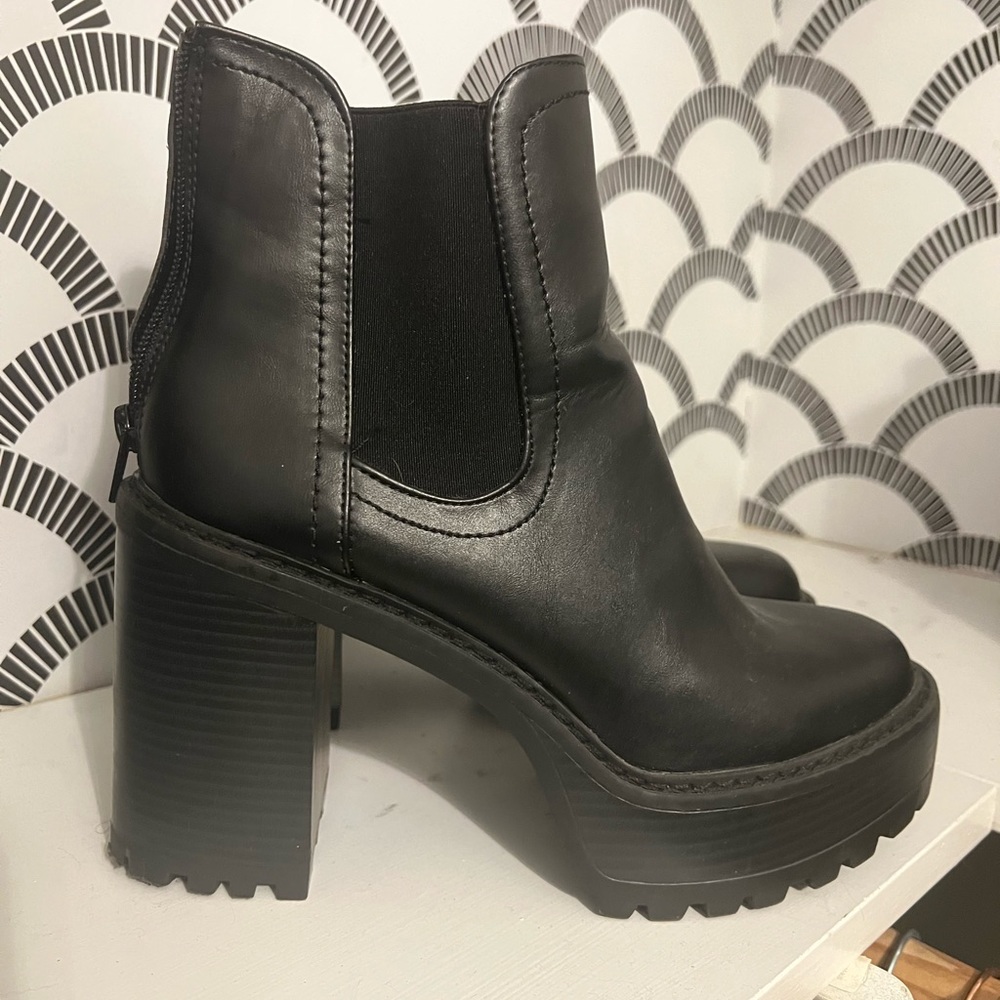 Worn a couple of times, excellent condition, ready to hit the streets!